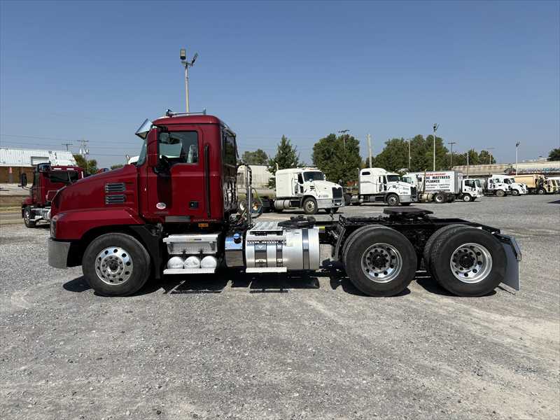 2025 Mack Anthem — photo 2