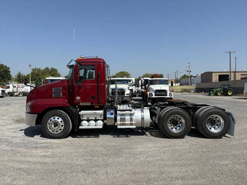 2025 Mack Anthem — photo 2