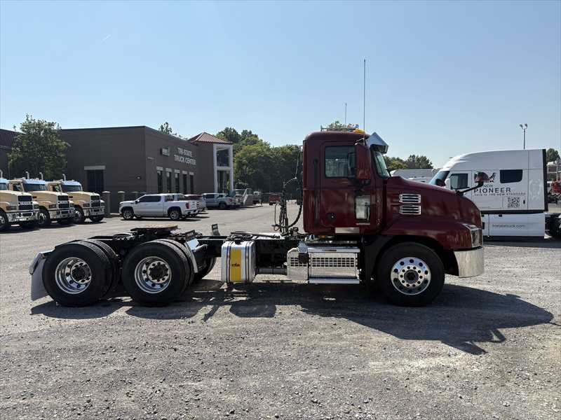 2025 Mack Anthem — photo 6