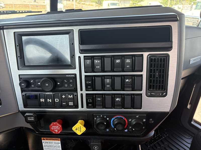 2025 Mack Anthem — photo 14