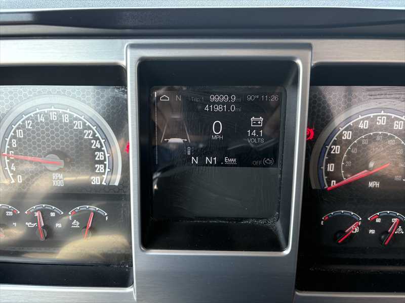 2025 Mack Anthem — photo 13