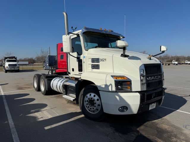 2023 Mack Anthem — photo 4