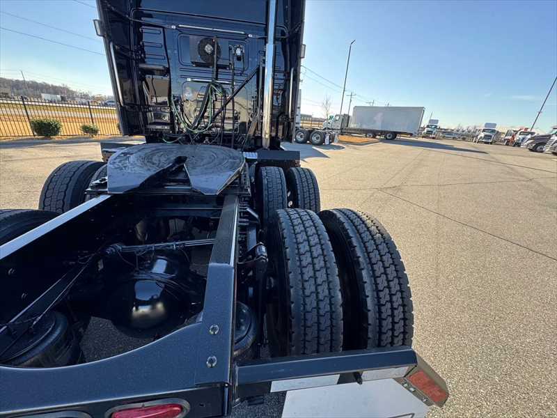 2023 Volvo VNL 860 — photo 6