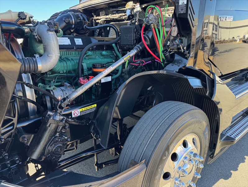 2023 Volvo VNL 860 — photo 11