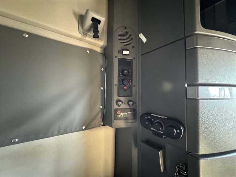 2023 Volvo VNL 860 — photo 18