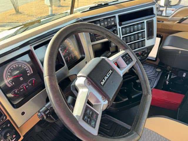2022 Mack Anthem — photo 9