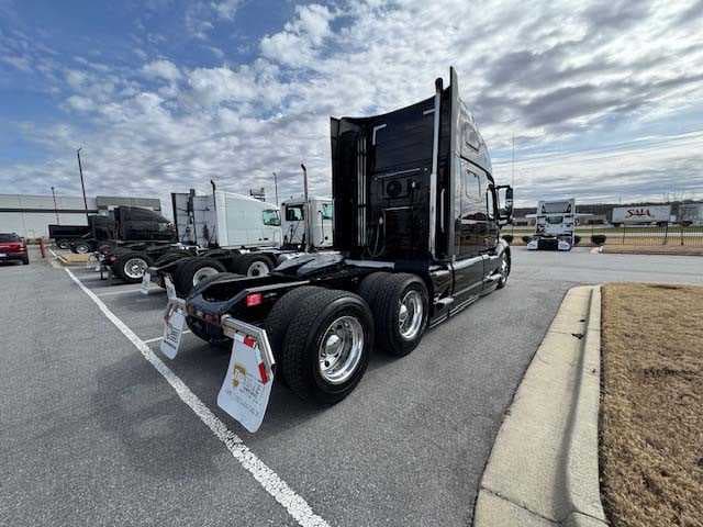 2023 Volvo VNL 860 — photo 7