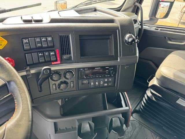 2023 Volvo VNL 860 — photo 17