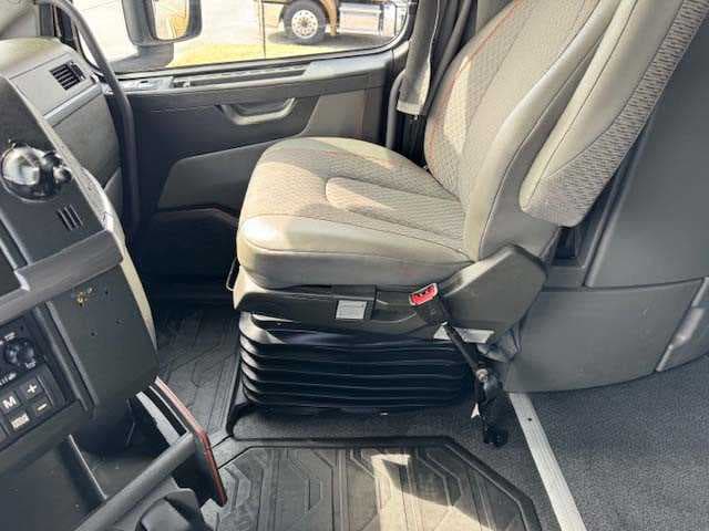 2023 Volvo VNL 860 — photo 18