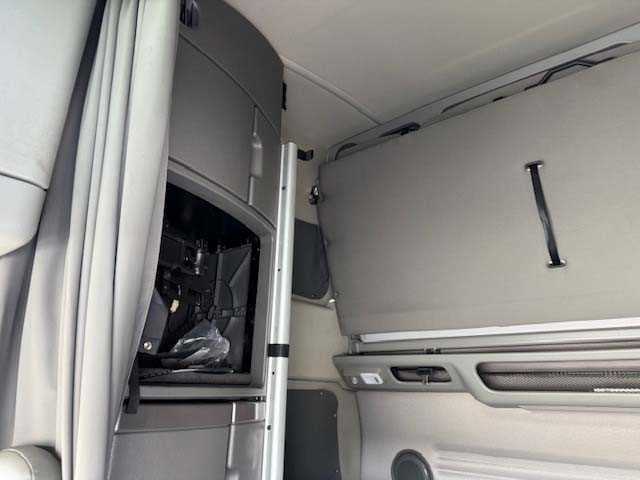 2023 Volvo VNL 860 — photo 21