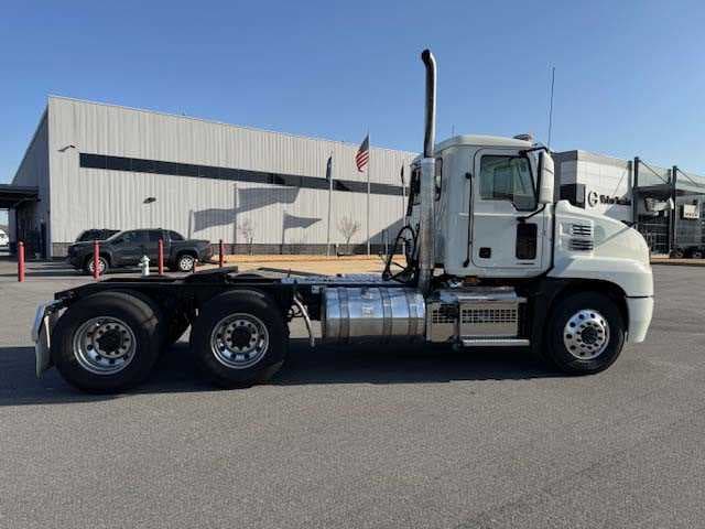 2022 Mack Anthem — photo 5