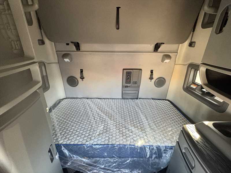 2021 Volvo VNL 760 — photo 26