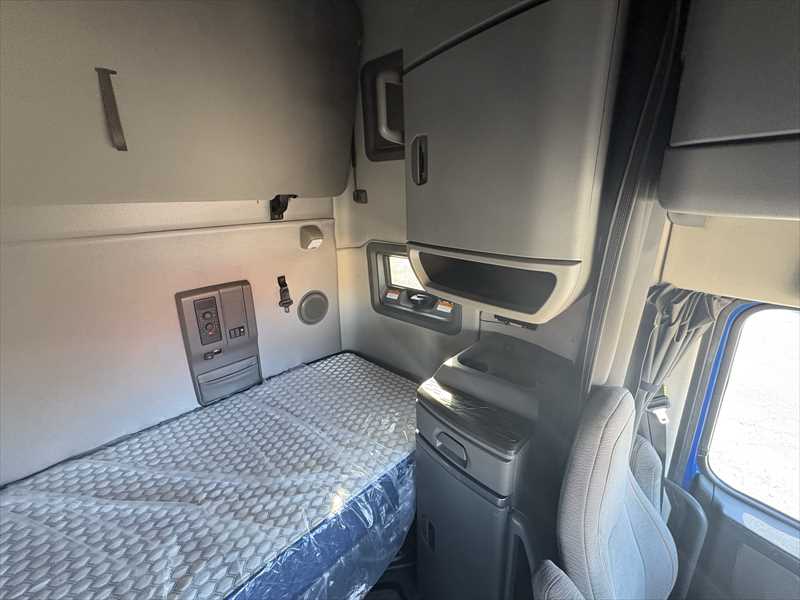 2021 Volvo VNL 760 — photo 27