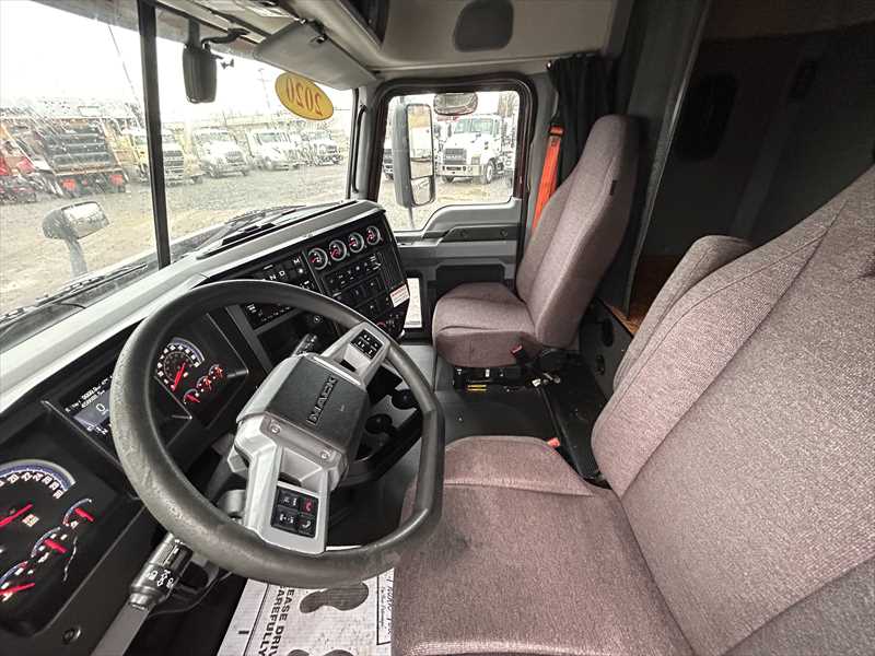 2020 Mack Anthem — photo 11