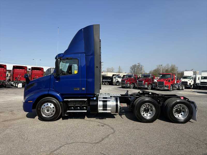 2024 Volvo VNR 640 — photo 2