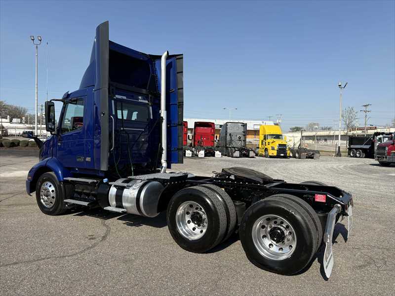 2024 Volvo VNR 640 — photo 3