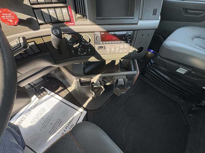 2024 Volvo VNR 640 — photo 13