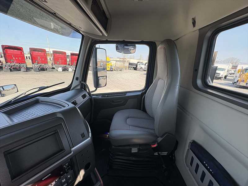 2024 Volvo VNR 640 — photo 15