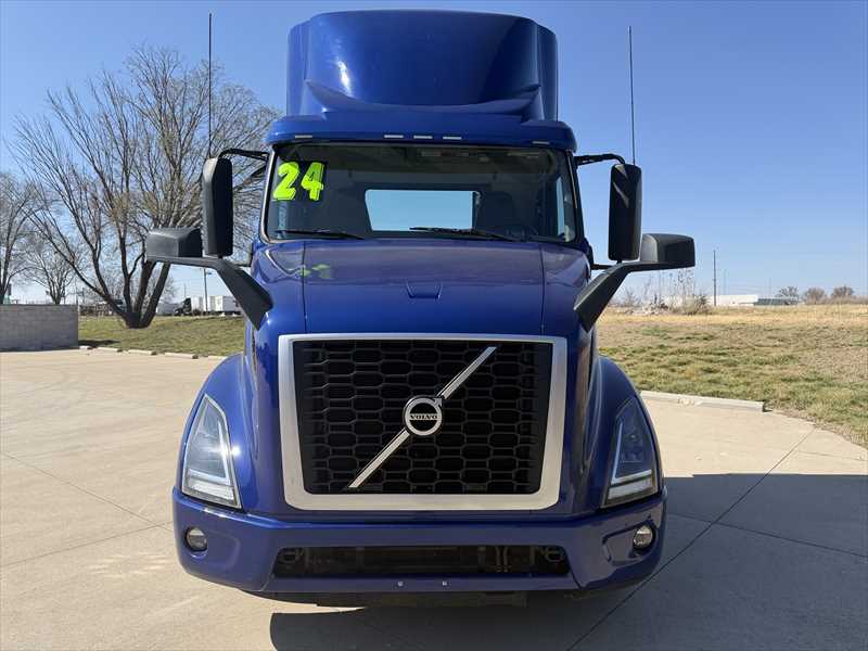 2024 Volvo VNR 640 — photo 10