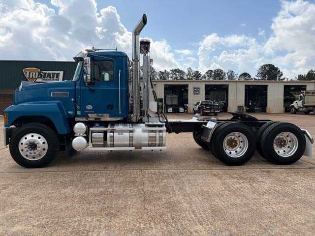 2025 Mack Pinnacle — photo 2