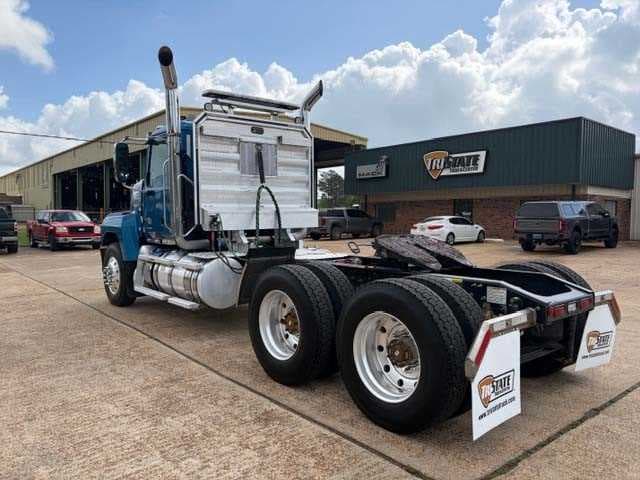 2025 Mack Pinnacle — photo 3