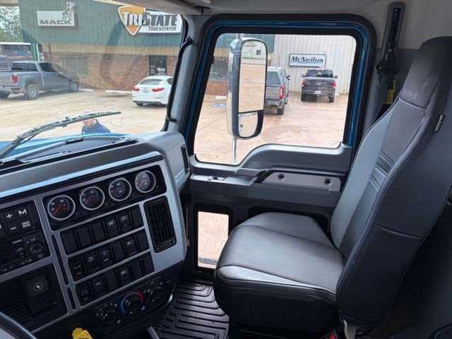 2025 Mack Pinnacle — photo 14