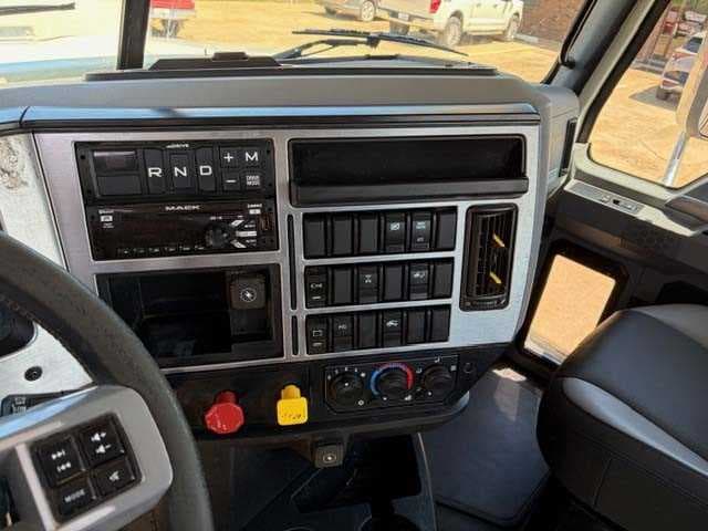 2021 Mack Pinnacle — photo 13