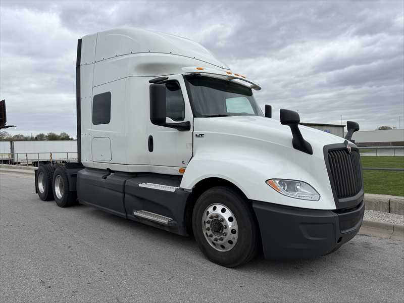 2021 International LT — photo 2