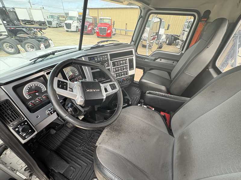 2021 Mack Pinnacle — photo 11