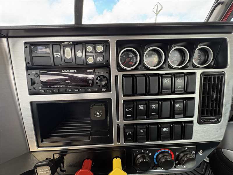 2025 Mack Pinnacle — photo 15