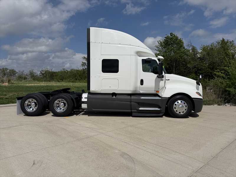 2021 International LT — photo 6