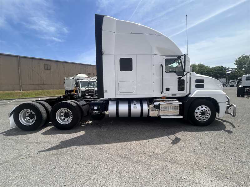 2021 Mack Anthem — photo 6