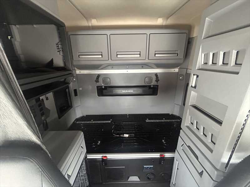 2021 Mack Anthem — photo 14