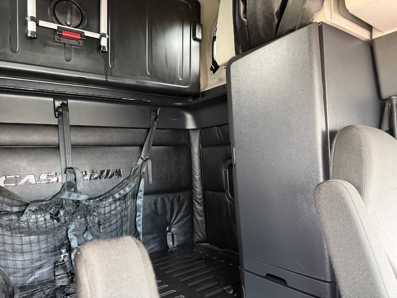 2023 Freightliner Cascadia — photo 9