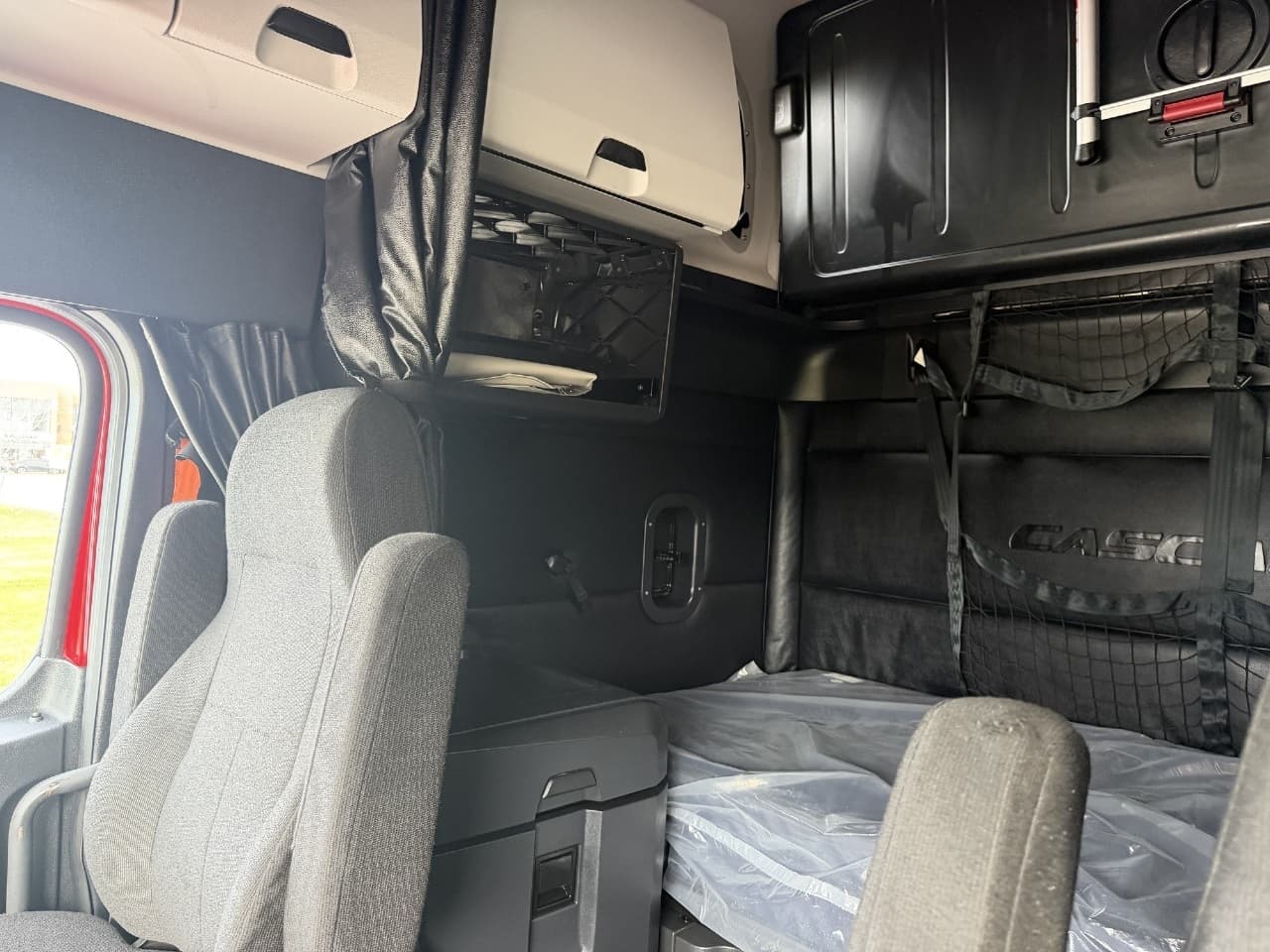 2023 Freightliner Cascadia — photo 10