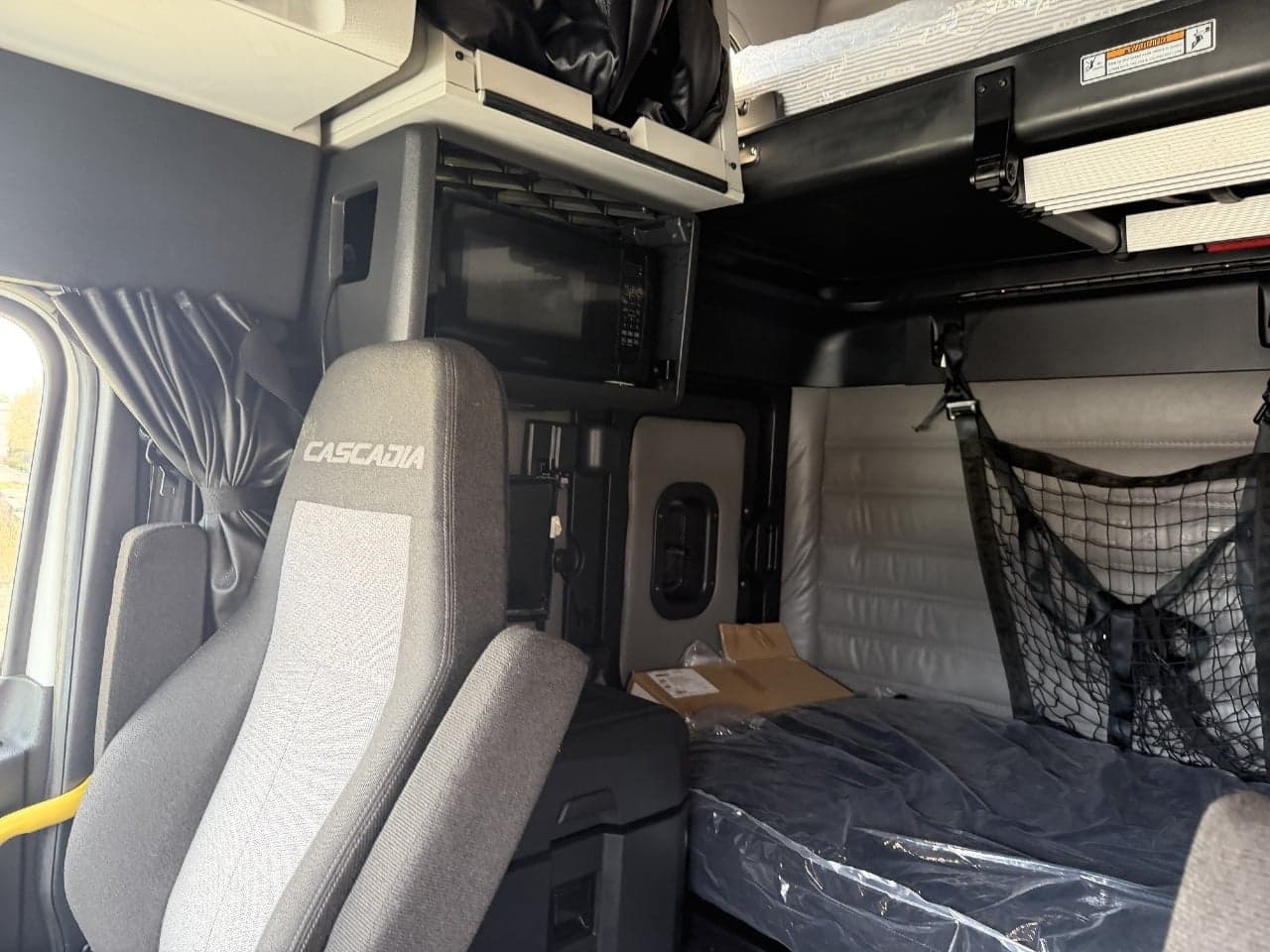 2023 Freightliner Cascadia — photo 10