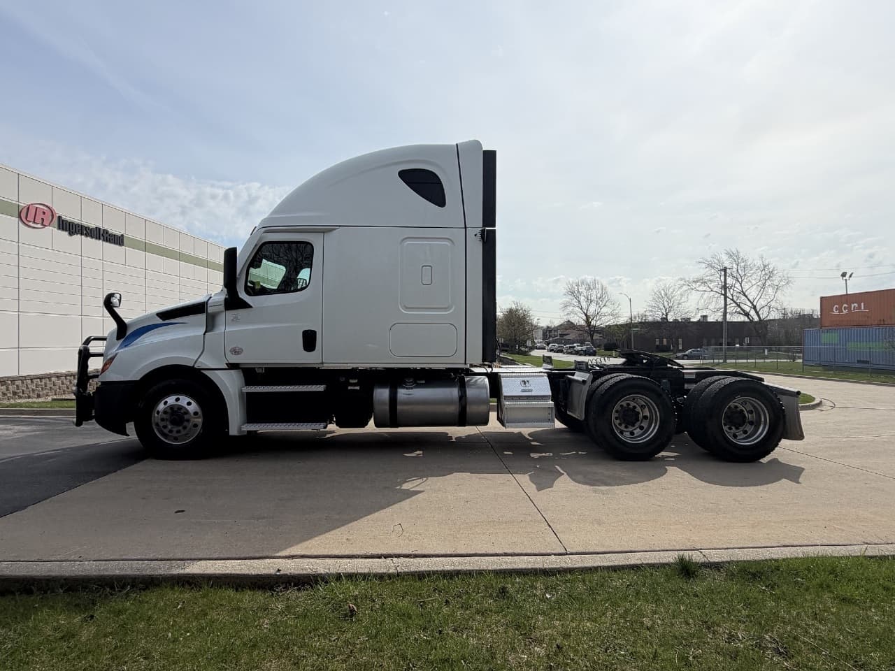2023 Freightliner Cascadia — photo 8