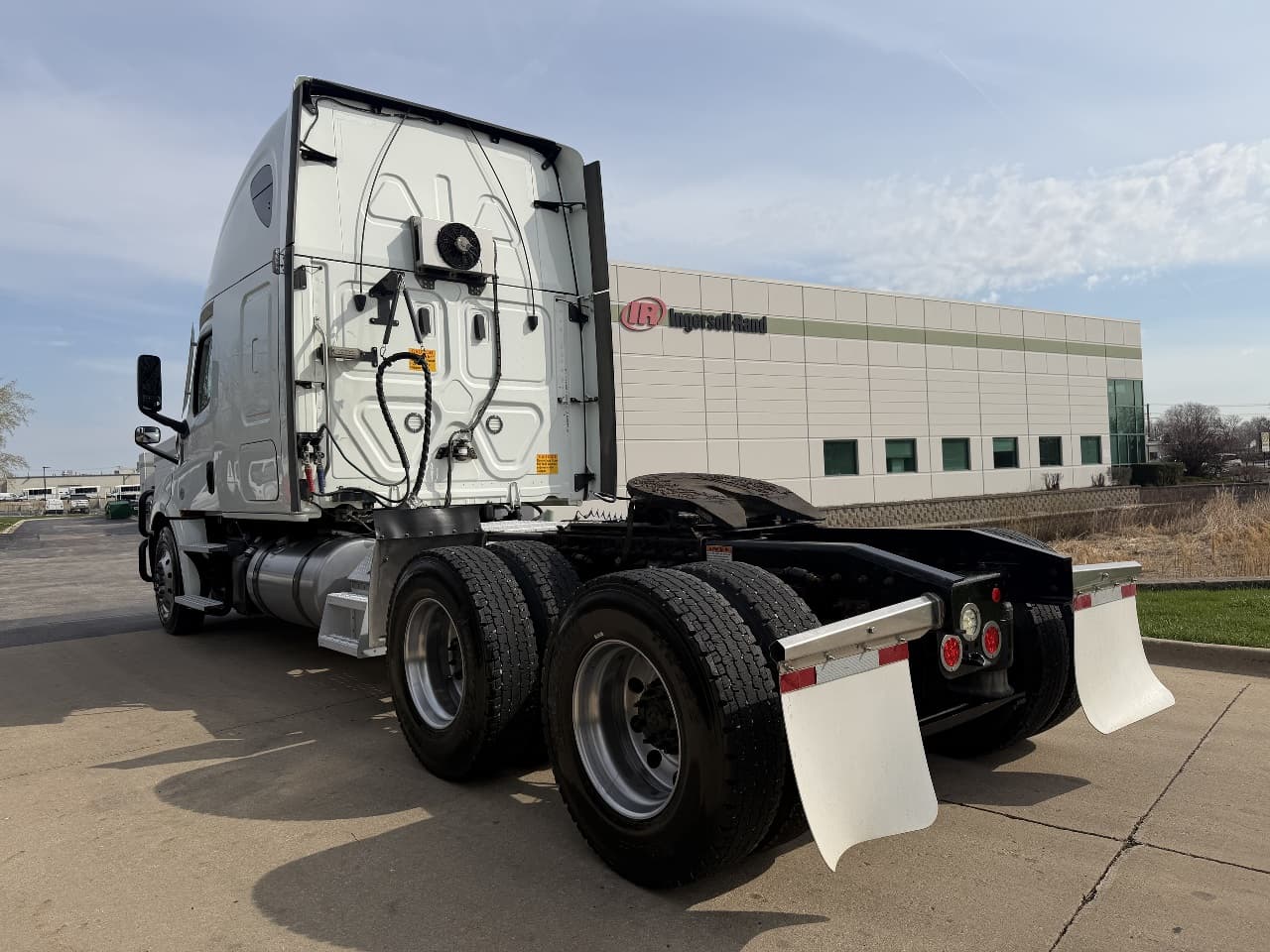 2023 Freightliner Cascadia — photo 7