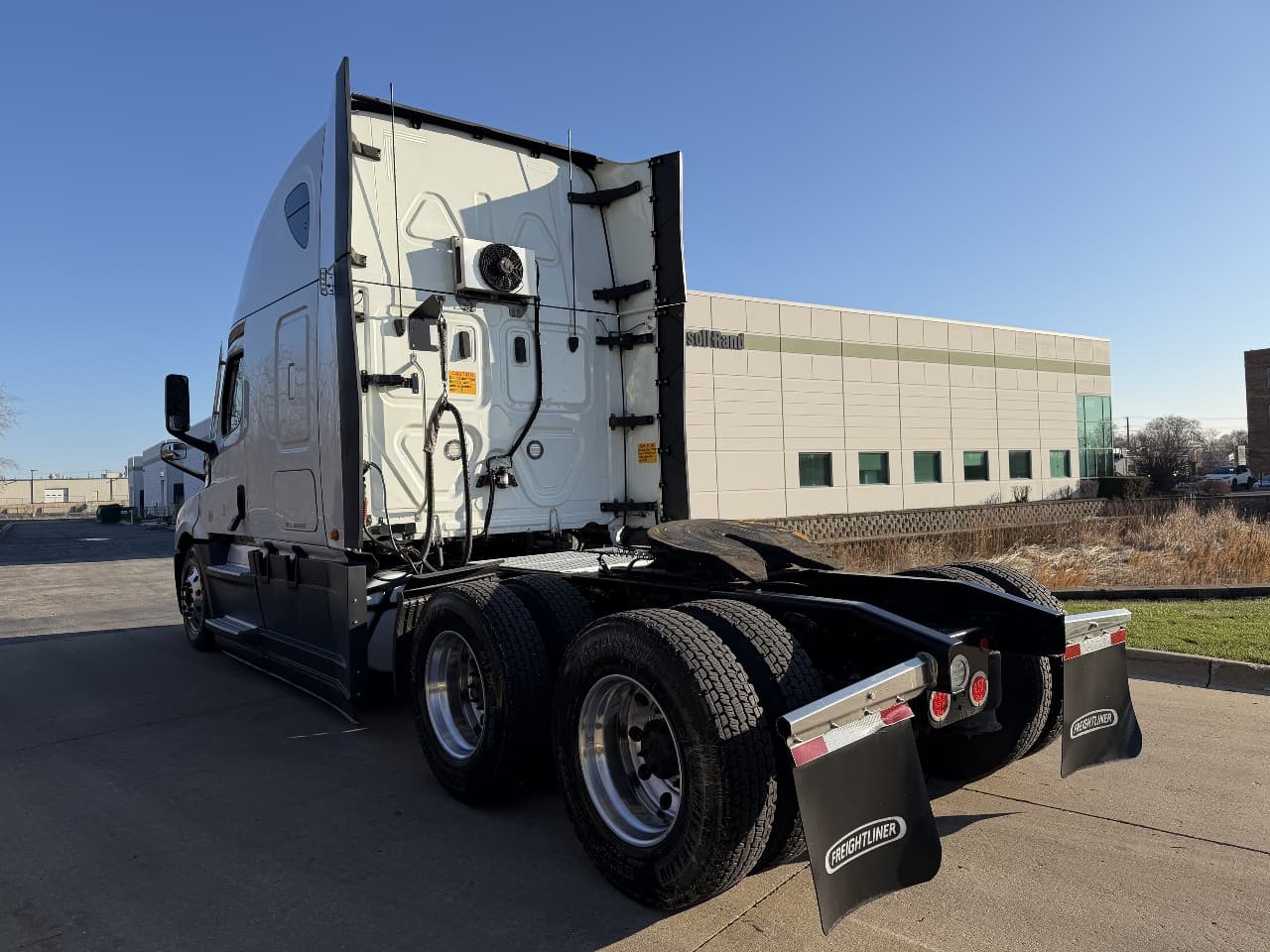 2022 Freightliner Cascadia — photo 6