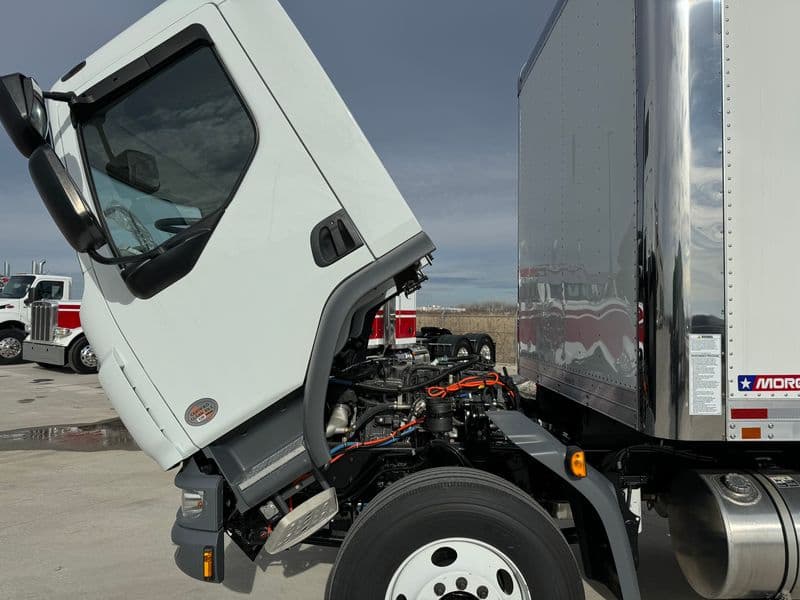 2024 Peterbilt 220EV — photo 8