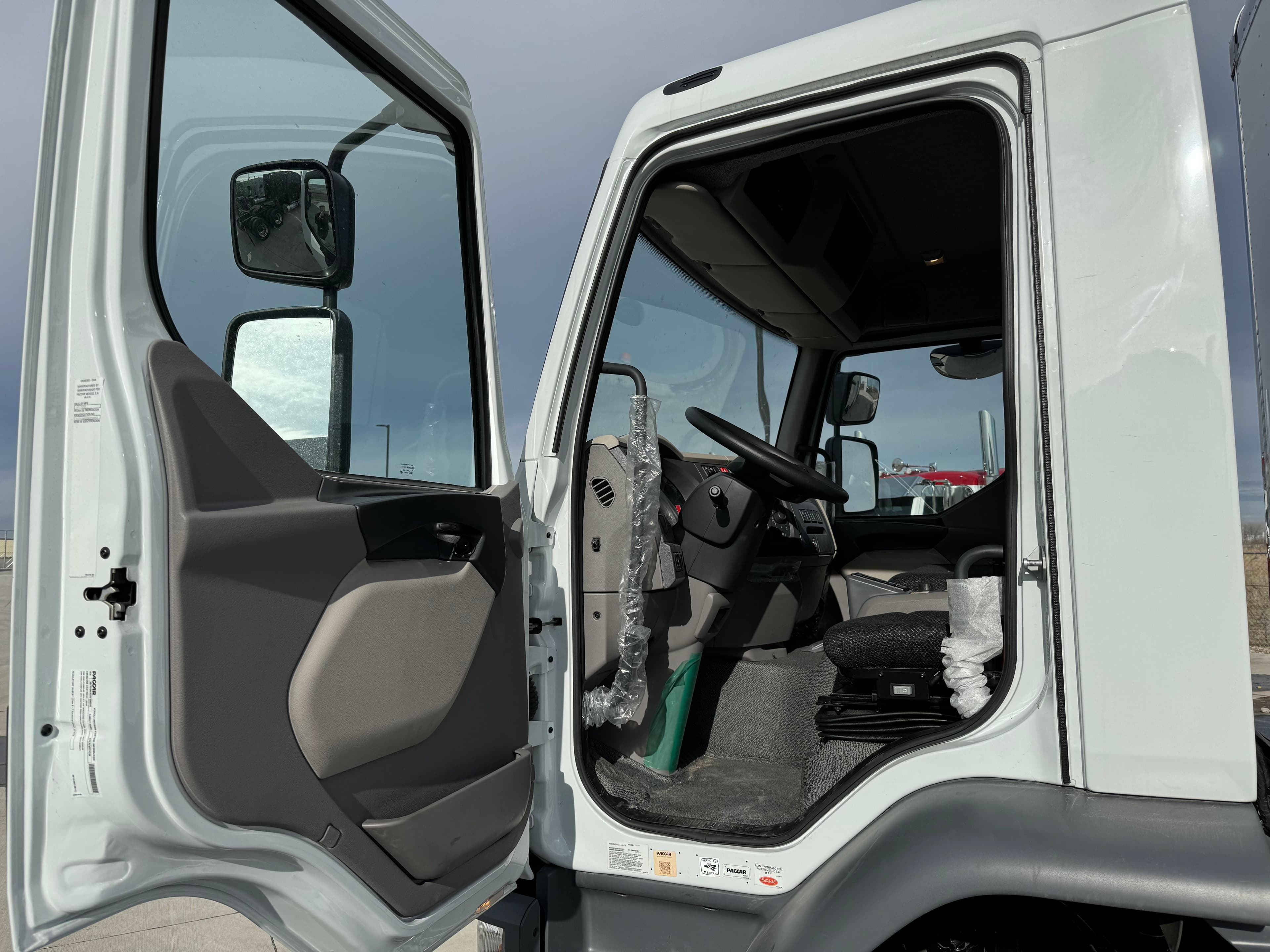 2024 Peterbilt 220EV — photo 13