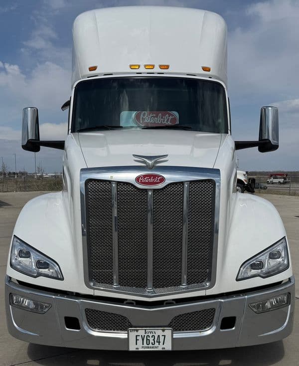 2025 Peterbilt 579 — photo 2
