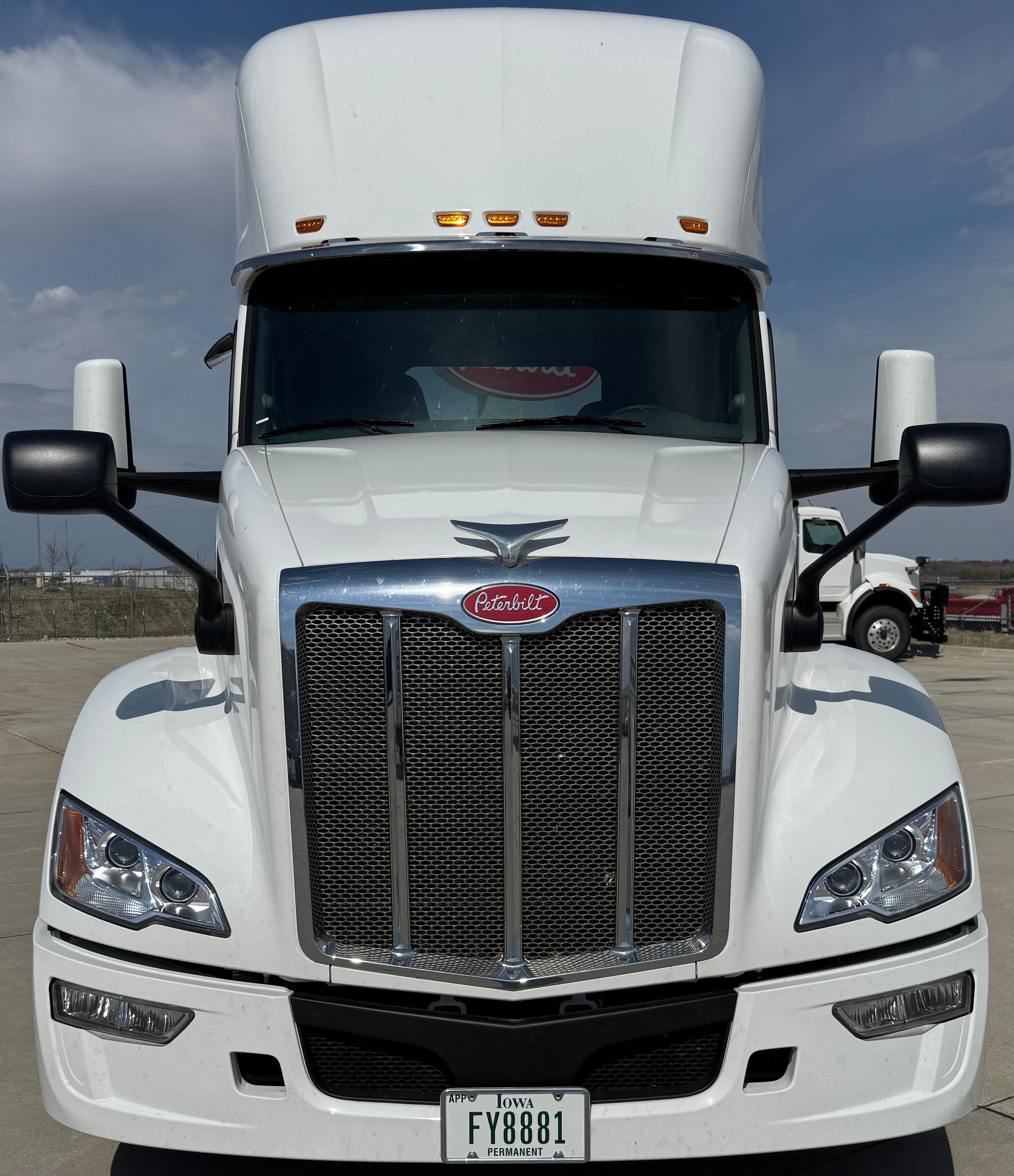 2025 Peterbilt 579 — photo 2