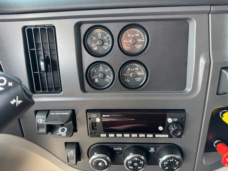 2025 Peterbilt 567 — photo 15