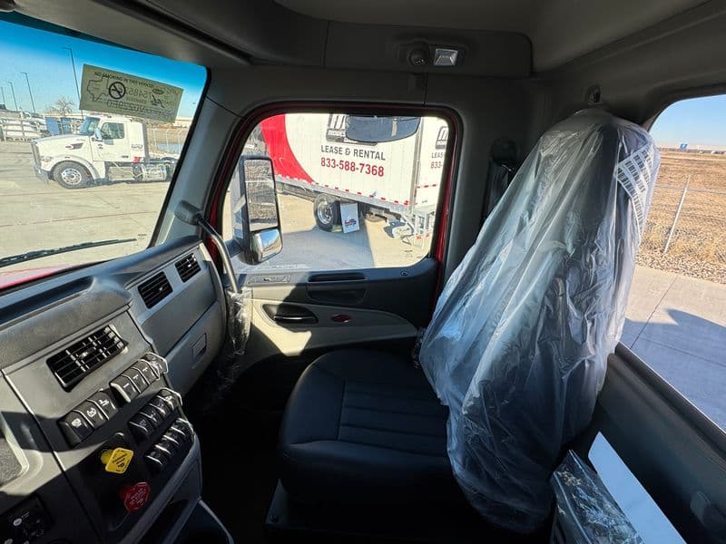 2025 Peterbilt 567 — photo 13