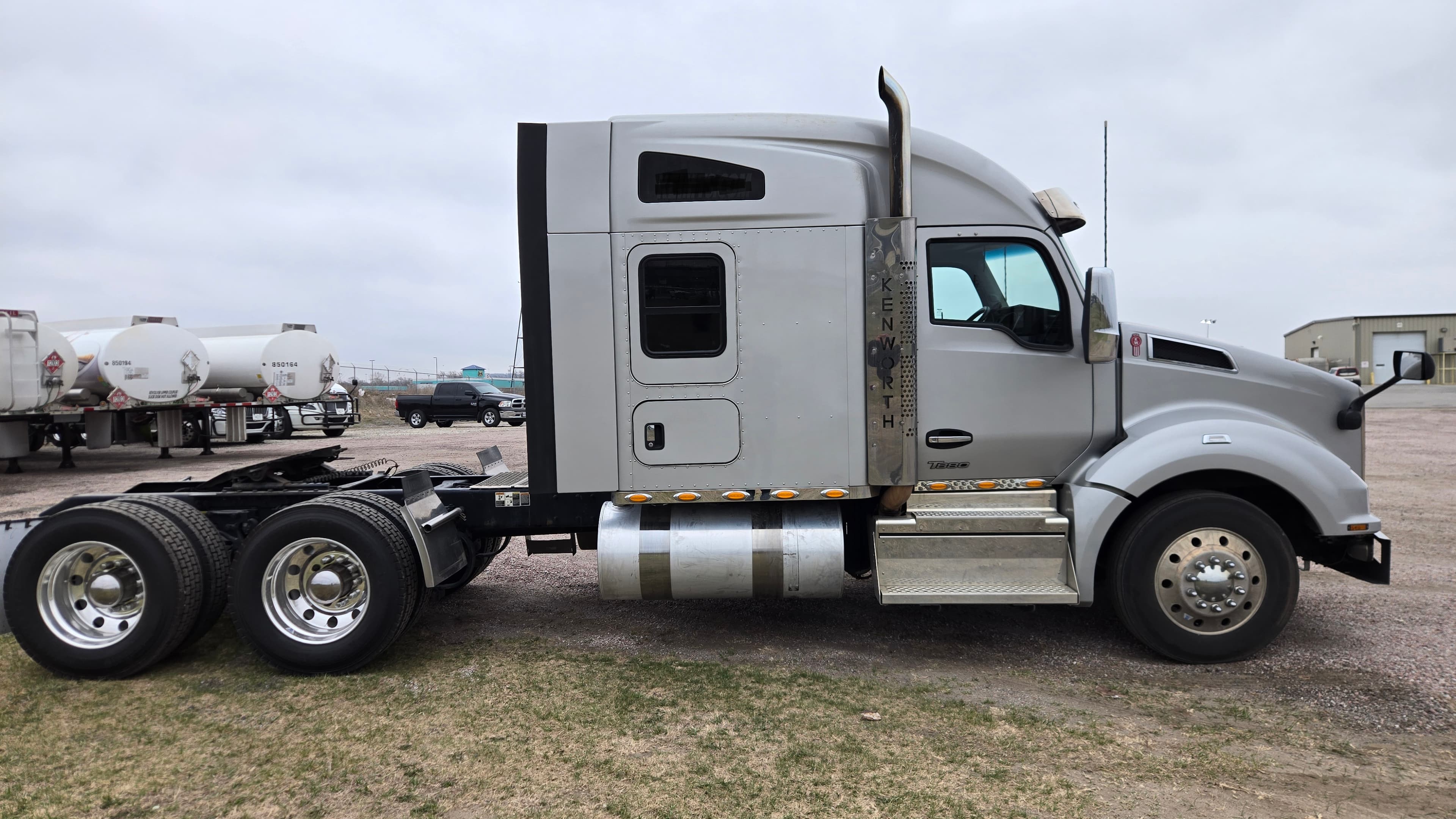 2023 Kenworth T880 — photo 2
