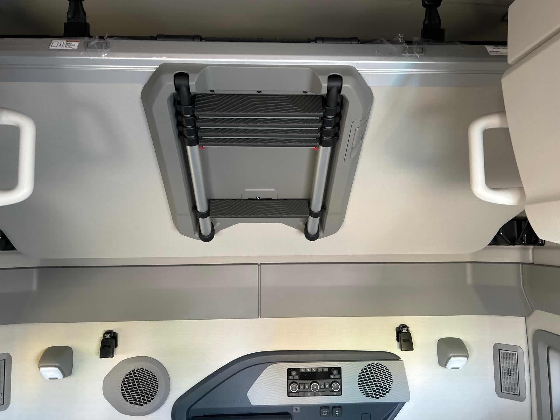 2026 Volvo VNL 860 — photo 9