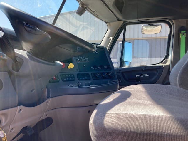 2017 Freightliner Cascadia — photo 3