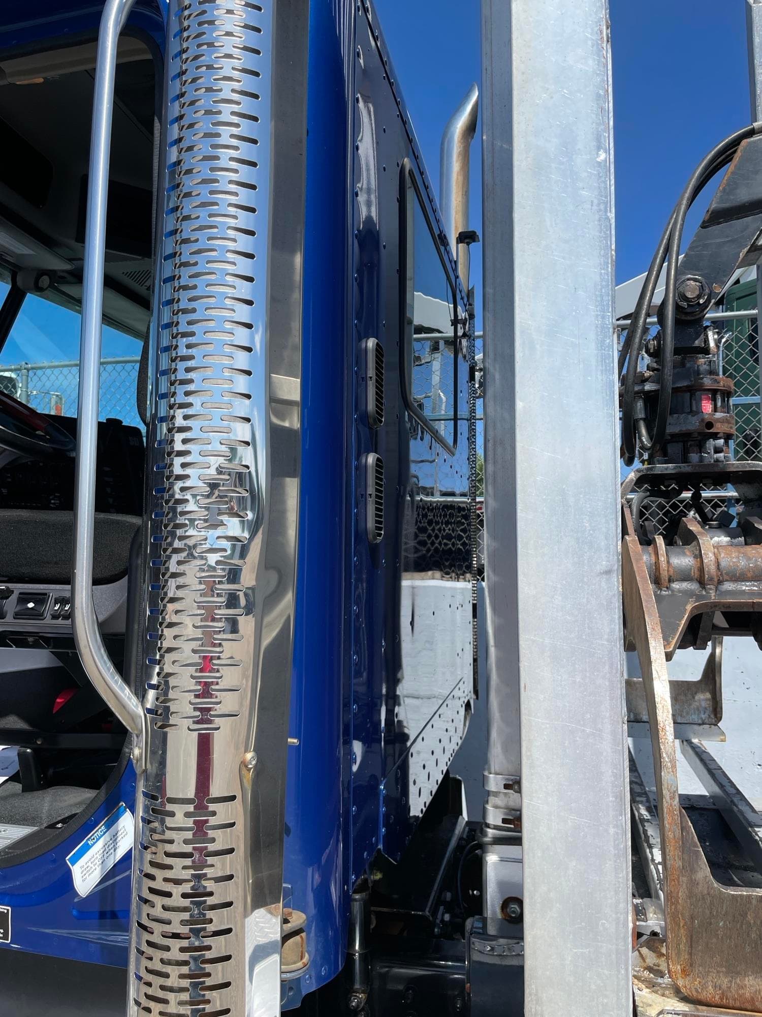 2019 Freightliner 122SD — photo 9