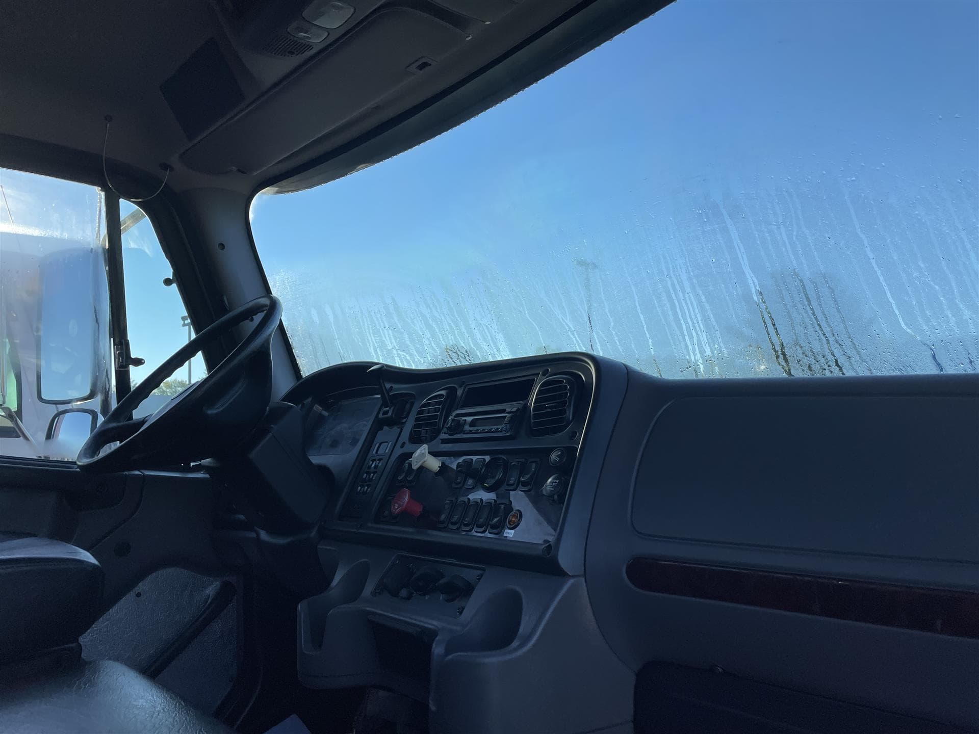 2014 Freightliner 114SD — photo 5